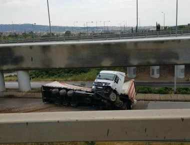 Έκτροπή νταλίκας στην εθνική οδό Αθηνών – Λαμίας